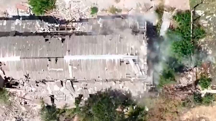 Sau khi phóng máy bay bốn cánh tấn công, người điều khiển đã điều khiển những chiếc UAV băng qua lòng sông Dnieper và bay lên những tòa nhà đổ nát ở hữu ngạn sông. Ảnh: Iz.ru.