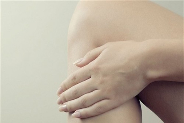 Da là một phần quan trọng của hệ thống miễn dịch. Nó hoạt động như một ranh giới chính ngăn vi trùng và cơ thể bạn. Lớp biểu bì có chứa các tế bào Langerhans sẽ làm nhiệm vụ cảnh báo sớm nhất trong hệ thống miễn dịch. Da cũng tiết ra các chất kháng khuẩn chống lại nấm mốc và bụi bặm. Điều này giải thích lý do tại sao bạn không thức dậy vào buổi sáng với một lớp nấm mốc phát triển trên da. Hầu hết các vi khuẩn và bào tử trên da chết một cách nhanh chóng.