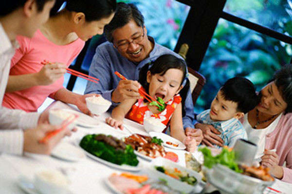 Dễ xảy ra tai nạn. Ăn tối muộn tức là khoảng thời gian nhịn đói từ trưa đến tối kéo dài quá lâu làm lượng đường trong máu giảm, rất có hại cho chức năng của não. Có thể gây tụt huyết áp và không tránh khỏi tai nạn nếu bạn đang di chuyển trên đường.