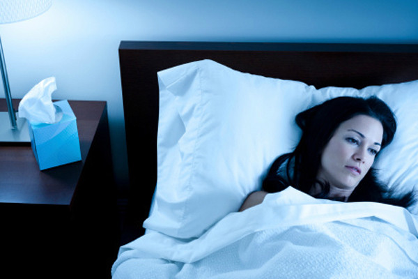 Đổ mồ hôi đêm. Có thể do hormone và cũng có thể do rượu. Rượu sẽ làm cho mạch máu của chúng ta mở rộng và toát mồ hôi. Có thể đây cũng là tác dụng phụ của bệnh trầm cảm, làm tăng mức độ kích thích tố căng thẳng như noradrenaline. Đổ mồ hôi có thể báo hiệu hormone giới tính quá thấp, hoặc nặng hơn là các vấn đề về tim hoặc thậm chí ung thư. Tình trạng kéo dài thì nên gặp bác sỹ gấp.