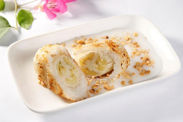 Món bánh chuối bọc nếp nướng có lớp vỏ nếp bên ngoài dai dai, giòn giòn của lớp chuối hơi cháy bên ngoài, quả chuối bên trong mềm ngọt, thêm nước cốt dừa beo béo, thơm thơm thật hấp dẫn.