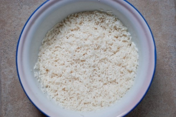 Vo nếp thật sạch, nếu có thời gian thì ngâm nếp qua đêm cho nếp được nở mềm. Sau khi ngâm, rửa lại để ráo nước, bạn có thể đồ xôi hoặc nấu bằng nồi cơm điện. Trước khi bỏ vào nồi, nên trộn thêm ¼ thìa muối để xôi được đặm đà.