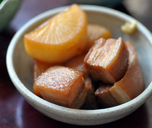 Thịt kho củ cải. Ba chỉ kho ăn nhiều sẽ ngán, nhất là vào những ngày nắng nóng. Việc bổ sung củ cải trắng mát giòn vào sẽ giúp món ăn đỡ ngấy hơn nhiều. Thịt ba chỉ và củ cải, rửa sạch, thái miếng vuông vừa ăn. Thịt cho vào chảo đảo sơ đến khi chuyển màu trắng thì nhấc ra. Ảnh: media