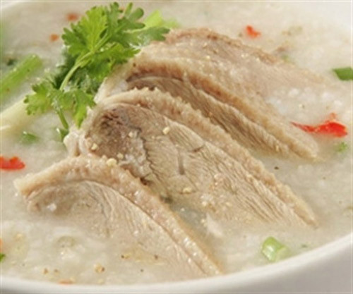 Cháo vịt đậu xanh. Đậu xanh là loại hạt có tác dụng giải nhiệt hữu hiệu trong mùa hè. Khi kết hợp với thịt vịt, cháo có vị ngọt, béo, đậm đà rất dễ ăn. Vịt làm sạch, để ráo nước, luộc vừa chín. Vớt vịt ra, để nguội, chặt miếng vừa ăn. Ảnh: amthuc365