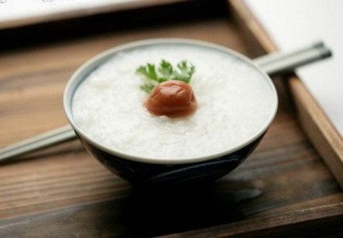 Lọc bỏ bã, lấy nước. Cho đậu ván và gạo tẻ vào nồi. Đổ nước đã lọc vào nấu cháo loãng. Khi cháo chín, cho đường phèn vào nêm vừa ăn. Ảnh: dep