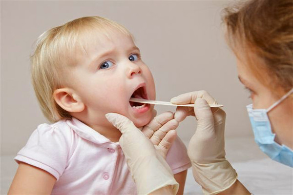 Viêm phế quản. Thời tiết chuyển mùa, thay đổi từ nóng sang lạnh, độ ẩm trong không khí thấp là những yếu tố thuận lợi cho virus, vi khuẩn gây bệnh phát triển. Yếu tố này kết hợp với hệ thống miễn dịch chưa hoàn thiện của bé dễ khiến con mắc các bệnh về hô hấp như biêm mũi họng, thanh quản. Triệu chứng thường gặp là trẻ sốt kèm theo nhức đầu, hơi thở nặng mùi, đau bụng mệt mỏi, nôn ói tiêu chảy.