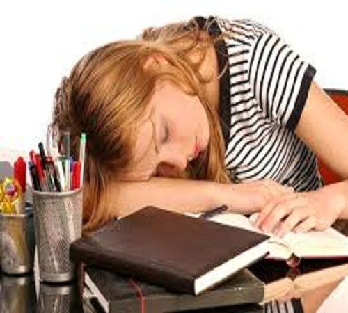 Ngủ ngồi. Đôi khi làm việc quá mệt mỏi khiến bạn có thể vừa xem tivi mà ngủ. Ngủ ngồi làm chậm nhịp tim, các mạch máu mở rộng, lưu lượng máu đến các cơ quan khác nhau sẽ ít hơn. Cùng với đó, thiếu lượng máu lưu thông cung cấp cho dạ dày, thiếu thiếu oxy não, dẫn đến chóng mặt, ù tai.