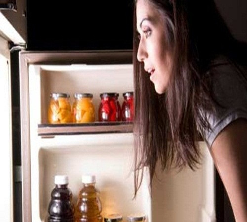 Ăn quá muộn trước khi đi ngủ. Sau khi chúng ta đi vào giấc ngủ, một phần cơ thể hoạt động chậm lại, bước vào tình trạng nghỉ ngơi. Nếu bạn ăn một cái gì đó trước khi đi ngủ, dạ dày, và các bộ phận liên quan sẽ phải tiếp tục được hoạt động, không chỉ ảnh hưởng đến giấc ngủ mà còn gây hại sức khỏe nói chung.