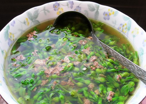 Canh hoa thiên lý nấu cua mát, bổ và rất có ích cho người khó ngủ. Cua đồng gỡ mai để riêng, bỏ yếm, rửa sạch, để ráo, cho vào cối, giã nhuyễn. Lọc lấy nước cua, bỏ bã. Lấy phần gạch ở mai cua rồi ướp với hạt nêm. Hoa thiên lý rửa sạch, để ráo. Ảnh: ngonngon
