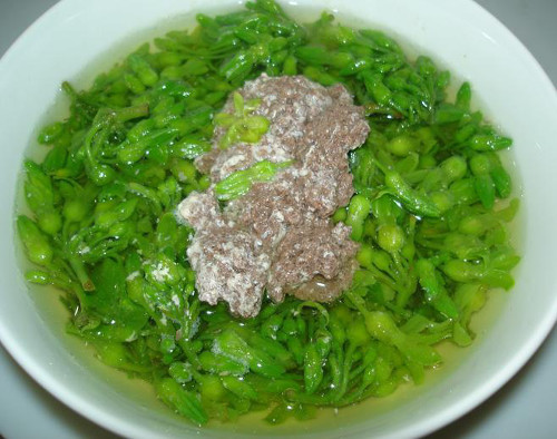 Cho nước cua vừa lọc vào nồi cùng chút nước mắm rồi đun với lửa vừa. Nước cua sôi, cho gạch cua vào, vặn nhỏ lửa. Đun khoảng 5 phút để gạch và riêu cua đống thành bánh. Sau đó, cho hoa thiên lý vào, nấu chín. Nêm gia vị, hạt nêm sao cho vừa ăn. Ảnh: wordpress.