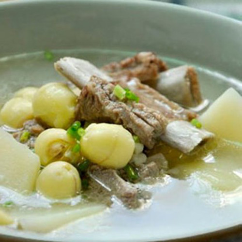 Canh sườn hạt sen. Bát canh sườn non ninh cùng hạt sen không chỉ giàu dưỡng chất mà còn rất tốt cho ai mắc chứng mất ngủ. Sườn sau khi làm sạch cho vào ninh. Hạt sen tươi bóc vỏ, bỏ tâm sen và chần qua nước sôi. Ảnh: suonxaochuangot