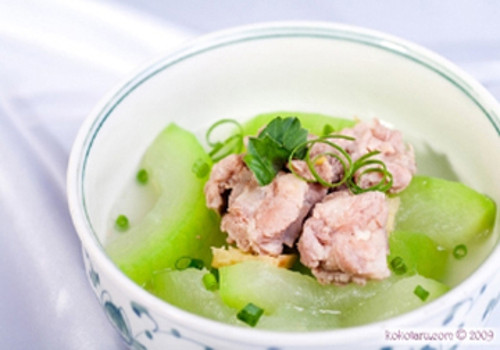 Canh vịt trắng, bí xanh. Đây là món ăn có tác dụng an thần, thanh nhiệt, chữa mất ngủ, thần kinh suy nhược. Vịt làm sạch, chặt miếng vừa ăn. Cho vịt vào nồi cùng túi vải đựng phục thần, mạch môn và nước. Đun sôi khoảng 20 phút thì cho tiếp bí xanh thái miếng vào. Tiếp tục đun đến khi vịt, bí chín nhừ nêm vị là được. Ảnh: gov