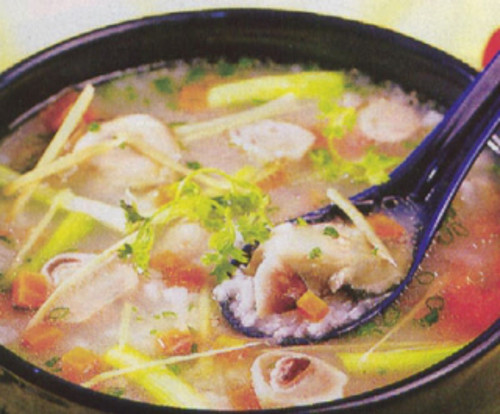 Canh thịt lợn, hàu biển có tác dụng trị mất ngủ, tim đập dồn. Thịt lợn rửa sạch thái miếng, cho vào nồi cùng với hàu. Thêm nước vừa đủ rồi nấu canh. Khi thịt chín thì cho gia vị vào là được. Ảnh: suckhoedoisong