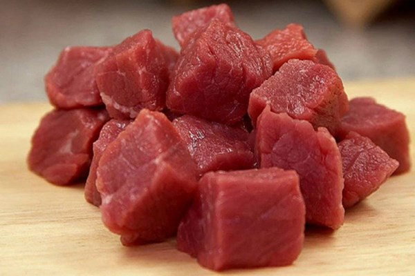 Giảm tiêu thụ thịt đỏ. Đại tràng là phần cuối cùng của đường tiêu hóa. Do vậy khi bạn tiêu thụ thịt đỏ, nhất là khi nó ở nhiệt quá độ cao, sẽ sản sinh ra chất HCAs gây ung thư. Đặc biệt là, trong thịt đỏ có một loại đường gọi là Neu5Gc mà cơ thể không thể sản sinh một cách tự nhiên. Do đó, khi con người ăn thịt đỏ, cơ thể sẽ kích hoạt hệ miễn dịch để đáp ứng loại đường lạ này, tạo ra những kháng thể gây viêm nhiễm và cuối cùng dẫn đến ung thư.
