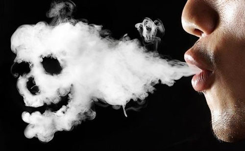 Ngưng hút thuốc lá. Có lẽ đây là yếu tố nguy cơ được biết đến nhiều nhất gây ra các loại bệnh ung thư, không chỉ liên quan đến ung thư đại trực tràng mà còn hàng loạt bệnh như dạ dày, thực quản, phổi. Còn chần chừ gì nữa, hãy dập tắt ngay điếu thuốc trên môi bạn.