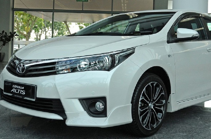 2. Toyota Corolla Altis : 842 xe. Kiểu dáng hoàn toàn mới cùng công nghệ đã đưa Toyota Corolla Altis đạt kỉ lục 842 xe. Hiện các phiên bản 1.8MT, 1.8AT và 2.0V với giá bán lần lượt là 757, 807 và 944 triệu đồng.