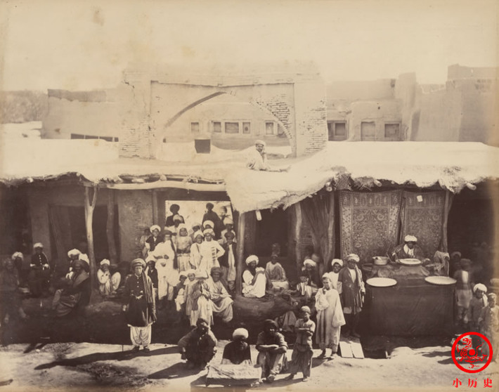 Quang cảnh đường phố Kandahar, Afghanistan 140 năm trước. Mọi người đang chú ý vào chiếc máy ảnh bởi lúc này máy ảnh là đồ vật mới mẻ và hiếm có. Ảnh: sohu.com
