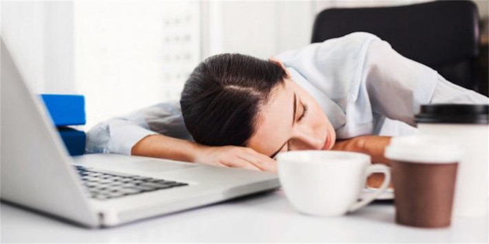 Tuyến tùng là một tuyến nhỏ bằng hạt đậu nằm ngay trên trung tâm của não. Trong ngày tuyến tùng không hoạt động. Khi mặt trời lặn và bóng tối xảy ra, tuyến tùng được kích hoạt và bắt đầu chủ động sản xuất melatonin và lượng melatonin này được đưa vào máu.