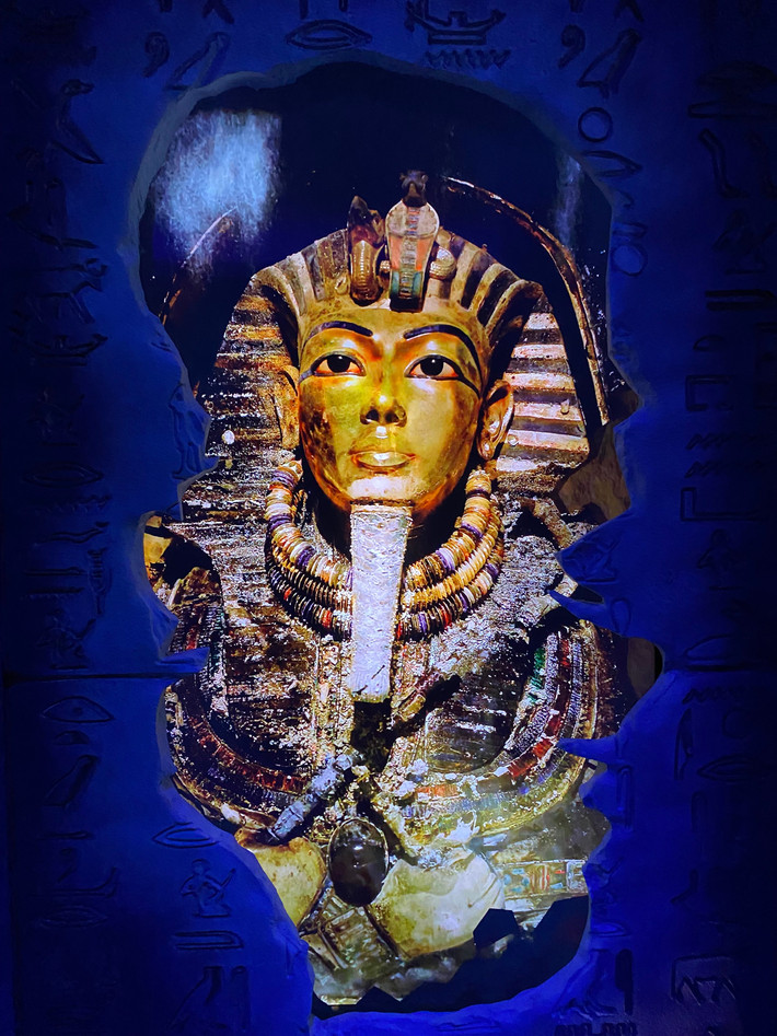Mặc dù trị vì trong thời gian ngắn, ông vẫn là một trong những pharaoh nổi tiếng nhất của Ai Cập, phần lớn là nhờ vào những kho báu rực rỡ được phát hiện, khi nhà khảo cổ học người Anh Howard Carter mở lăng mộ của ông vào năm 1922. Ảnh: @Carol Tulpar.