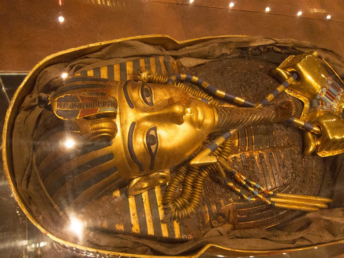 Lên ngôi khi còn là một cậu bé vào năm 1332, Tutankhamun đã trị vì trong khoảng một thập kỷ trước khi qua đời đột ngột ở tuổi 18 hoặc 19. Ảnh: @Egypt United Tours.