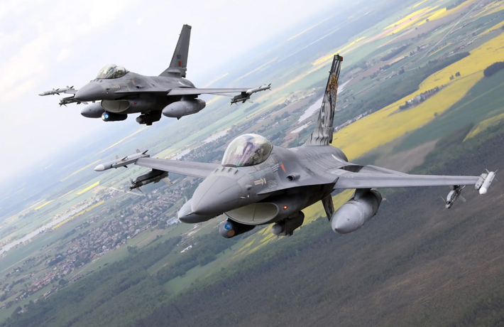 Ban đầu được coi là máy bay chiến đấu chiếm ưu thế trên không, qua nhiều thập kỷ, F-16 đã phát triển thành một nền tảng đa năng có khả năng thực hiện nhiều nhiệm vụ khác nhau, từ chiến đấu không đối không đến tấn công mặt đất một cách chính xác. Ảnh: @: Petras Malukas.