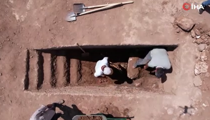 Theo Mustafa Çelik, Phó Giám đốc Bảo tàng Adıyaman cho biết, lăng mộ được xây dựng bằng cách đục đẽo nền đá từ mặt đất đi xuống. Ảnh: @iha.new.