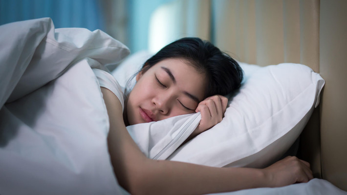 Trong cơ thể con người, loại hormon này giảm dần theo độ tuổi. Tuổi càng cao hormon này tiết ra càng ít. Đây là lý do người già dễ mất ngủ và ngủ ít hơn so với người trẻ.