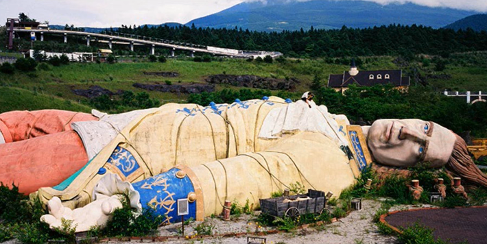 Một trong những tàn tích trông kỳ lạ nhất là bức tượng Gulliver dài 45 mét, bị ngã xuống đất và mục nát. Ảnh: @ThePodCastDojo.