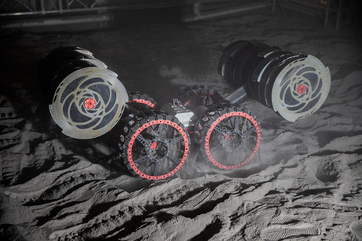 Mới đây, NASA đã tiết lộ cách thức hoạt động của một con Robot khai thác Mặt trăng, hay còn gọi là Máy đào thí điểm tận dụng tài nguyên tại chỗ (IPEx) trên bề mặt Mặt Trăng. Ảnh: @NASAKennedy.