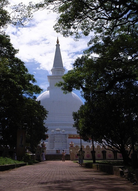 Theo truyền thuyết, đây là bảo tháp đầu tiên được xây dựng ở Sri Lanka, tại địa điểm Đức Phật Thích Ca Mâu Ni lần đầu tiên đến thăm đất nước này. Ảnh: @Wikipedia.