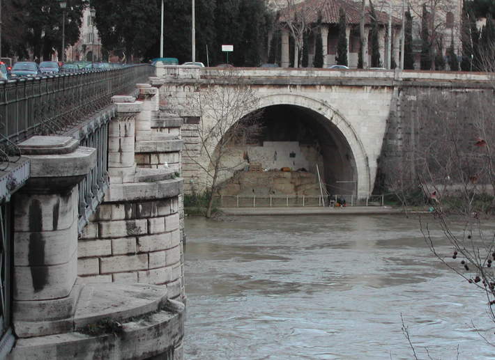 Cloaca Maxima là một cống thoát nước cổ được xây dựng ở Rome để thoát nước đầm lầy địa phương, loại bỏ chất thải khỏi thành phố. Được coi là một trong những công trình kiến trúc đồ sộ lâu đời nhất ở Ý (và thế giới), nó được xây dựng vào thế kỷ thứ 6 TCN. Ảnh: @Britannica.