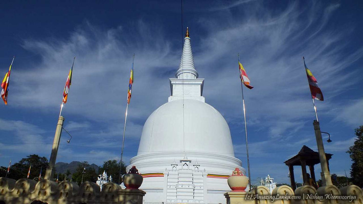 Mahiyangana Raja Maha Vihara là một trong những bảo tháp lâu đời nhất của Sri Lanka. Bảo tháp là này công trình Phật giáo hình vòm được xây dựng để lưu giữ thánh tích, các hiện vật tôn giáo khác liên quan đến Đức Phật cho hậu thế. Ảnh: @AmazingLanka.