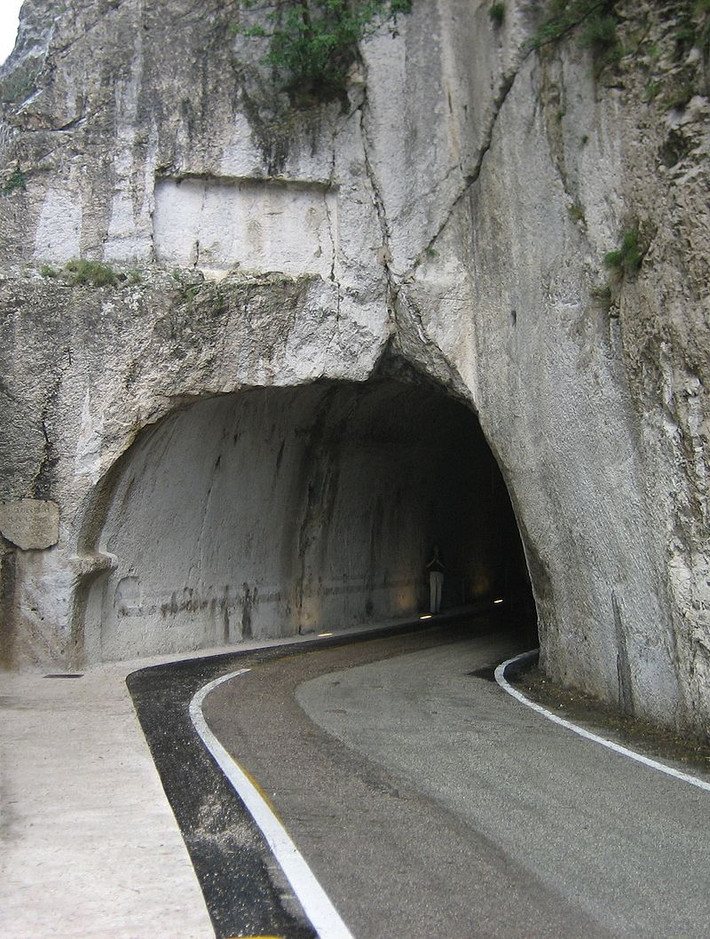 Đèo Furlo, còn được gọi là Gola del Furlo, hoặc Passo del Furlo trong tiếng Ý, là một hẻm núi ngoạn mục ở vùng Marche, miền trung nước Ý. Nó nằm dọc theo Via Flaminia, một con đường La Mã cổ đại, và chạy gần Sông Candigliano, một nhánh của Metauro. Ảnh: @Wikipedia.