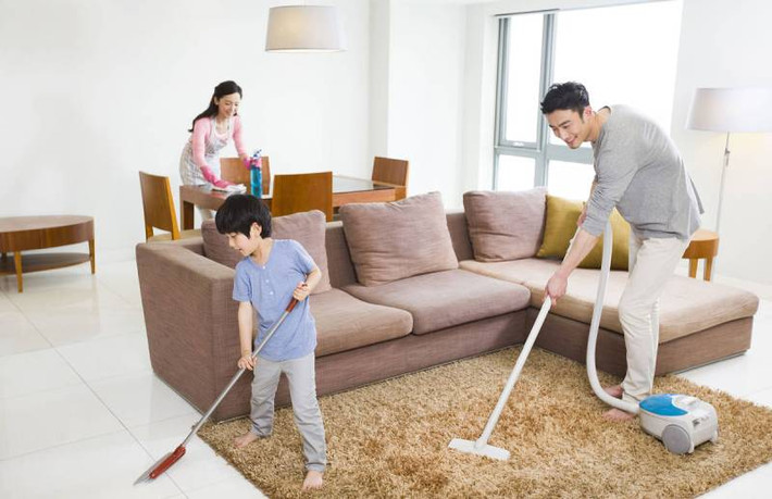 Đặc biệt, với diệt trừ muỗi, quan trọng là phải diệt tận gốc. Nghĩa là phải xử lý các ổ muỗi trong góc nhà, gầm cầm thang, gầm giường, giá treoquần áo, bụi cây, cống rãnh, các khu vực chứa nước như lọ hoa, chậu đựng nước (nơi bọ gậy, cung quăng vốn là giai đoạn trước trưởng thành của muỗi sinh sống và phát triển)…