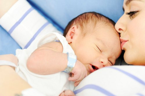 Bệnh thiếu men G6PD là một trong số những bệnh di truyền phổ biến. Thiếu men G6PD là bệnh thiếu men glucose-6 phosphate dehydrogenase khiến tế bào hồng cầu hoạt động không bình thường. Người bệnh thiếu men G6PD thường dễ dị ứng khi ăn đậu tằm hoặc sử dụng một số dược hóa chất có khả năng oxy hóa.