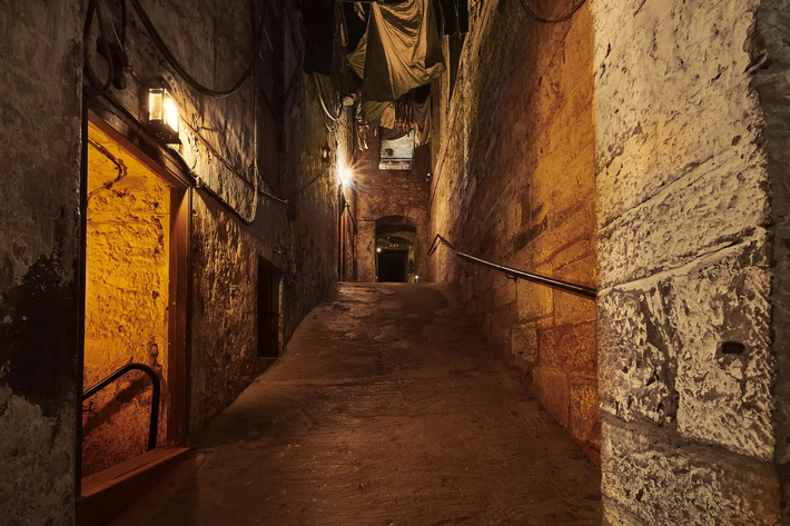 Mary King's Close ở thủ đô Edinburgh, Scotland là một khu phố ngầm, nơi những cư dân nghèo nhất và độc ác nhất của thành phố từng sinh sống. Ảnh:@realmarykingsclose.