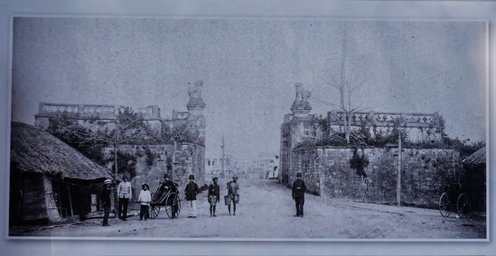 Ô Cựu Lâu (Tây Luông) năm 1873, trong cuốn Hà Nội giai đoạn 1873-1888 của André Masson. Nay ở vị trí quảng trường trước cửa Nhà hát lớn.