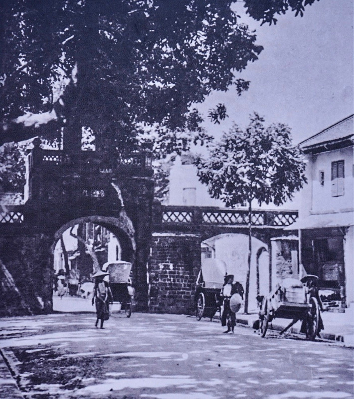 5 cửa ô mà chúng ta biết đến ngày nay cũng chỉ còn là cái tên, không còn mang ý nghĩa như ban đầu: Quan Chưởng (tức Thanh Hà), Đống Mác (tức Lãng Yên), Cầu Dền (tức Thịnh Yên), Đồng Lầm (tức Kim Liên), Chợ Dừa (tức Thịnh Hào). Cửa ô duy nhất gần như vẹn nguyên sót lại chính là ô Quan Chưởng (đầu Hàng Chiếu, gần chợ Đồng Xuân ngày nay).