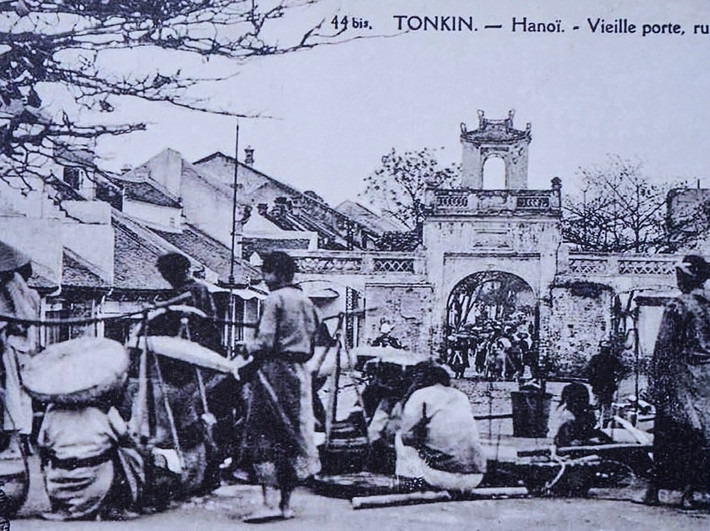 Một chợ nhỏ họp ngay ở Cửa Ô Quan Chưởng, Hà Nội.
