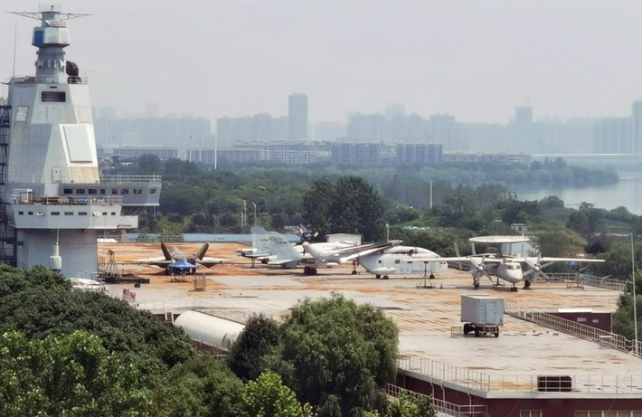 Không chỉ dùng thử nghiệm, mô phỏng để thiết kế các tàu sân bay mới trong tương lai, vai trò lớn của mô hình tàu sân bay này còn dùng để đánh giá các thiết kế máy bay khác nhau để có thể sử dụng trên biển, bao gồm việc chúng sẽ phù hợp và di chuyển như thế nào trên boong tàu sân bay được mô phỏng. Ảnh: @Chinese Internet.
