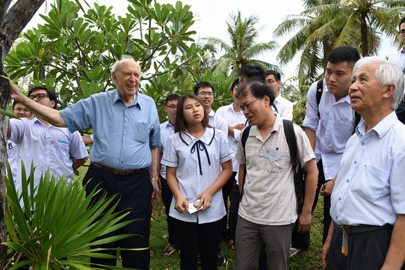 Hơn 80 tuổi, đi về không mệt mỏi giữa Việt Nam và Pháp, vợ chồng GS. Trần Thanh Vân và GS. Lê Kim Ngọc vẫn đang mải miết vun đắp cây cầu khoa học, nối thế hệ trẻ Việt Nam với các nhà khoa học từng giành giải Nobel, các chuyên gia hàng đầu đến từ các tổ chức nghiên cứu lớn nhất trên thế giới.