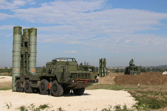 S-400 Triumf, được NATO gọi là SA-21 Growler, là nền tảng mạng lưới phòng không Nga. Được NPO Almaz của Nga phát triển vào những năm 1990 như một sự tiến hóa của dòng S-300 trước đó, S-400 đi vào hoạt động vào năm 2007. Kể từ đó, nó đã trở thành một trong những hệ thống tên lửa đất đối không tiên tiến nhất trên thế giới. Ảnh: @Missile Threat - CSIS.