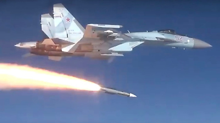 Được bắn từ máy bay đánh chặn MiG-31BM hoặc máy bay chiến đấu Su-35S, R-37M di chuyển với tốc độ Mach 6, sử dụng sự kết hợp giữa hệ thống dẫn đường quán tính và dẫn đường radar chủ động để theo đuổi các mục tiêu nhanh nhẹn. Ảnh: @Military Watch Magazine.