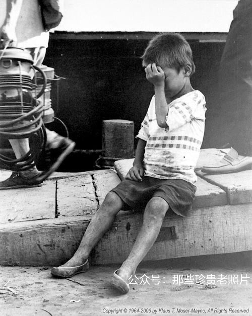 Em bé Hàn Quốc ngồi khóc trên bến thuyền. Ảnh: sina.com.cn.