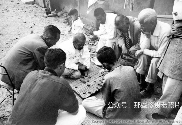 Những người đàn ông đang tụ tập đánh cờ trên đường phố. Ảnh: sina.com.cn.