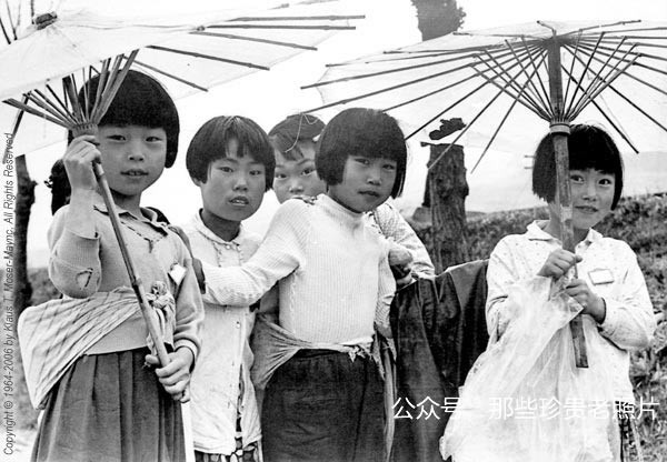 Những em bé Hàn Quốc vui tươi cầm ô đến trường. Ảnh: sina.com.cn.