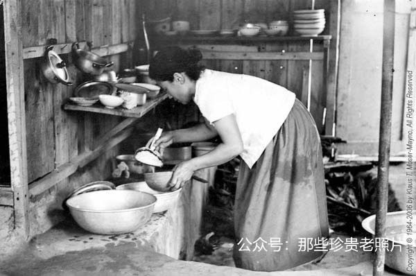 Người phụ nữ đang nấu bữa trưa trong căn bếp đơn sơ. Ảnh: sina.com.cn.