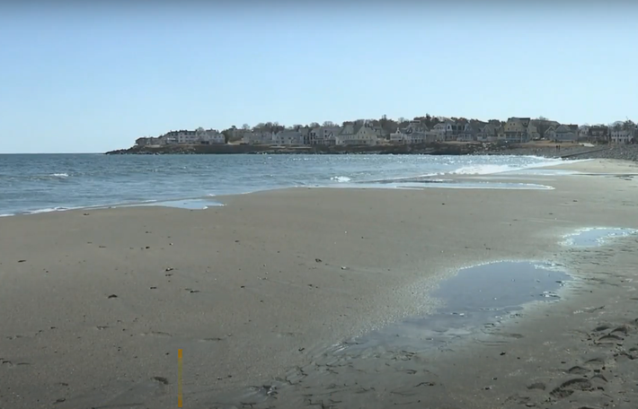 Rhonda Pattelena, 35 tuổi, thích dành thời gian ở Bãi biển Short Sands tại Maine. Người mẹ ba con ở Bedford, Massachusetts này đã cố gắng đến thăm địa điểm yêu thích của mình mỗi mùa hè để tận hưởng những con sóng, và cảm nhận cát mịn dưới chân. Ảnh: @CBS Boston.