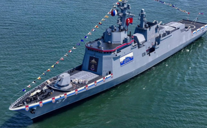 Điều đáng lưu ý là hệ thống CIWS này của tàu Choi Hyon trông rất giống với hệ thống Pantsir-ME của Nga vốn được trang bị cả pháo và tên lửa tầm ngắn có khả năng cơ động cao. Thế nên, có nhiều khả năng Triều Tiên sao chép công nghệ hệ thống CIWS này từ Nga, hoặc có thể là được Nga hỗ trợ chế tạo, thiết kế trực tiếp, như một phần đáp lại sự hỗ trợ của Triều Tiên cho Nga ở chiến trường Ukraine. Ảnh: @KCNA.