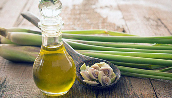 Hiện nay chưa có nhiều thí nghiệm đánh giá khả năng xua muỗi của các loại tinh dầu cụ thể. Hơn thế, tinh dầu có tính bay hơi rất nhanh nên dễ bay trong không khí, nên chỉ có tác dụng xua đuổi là chính.